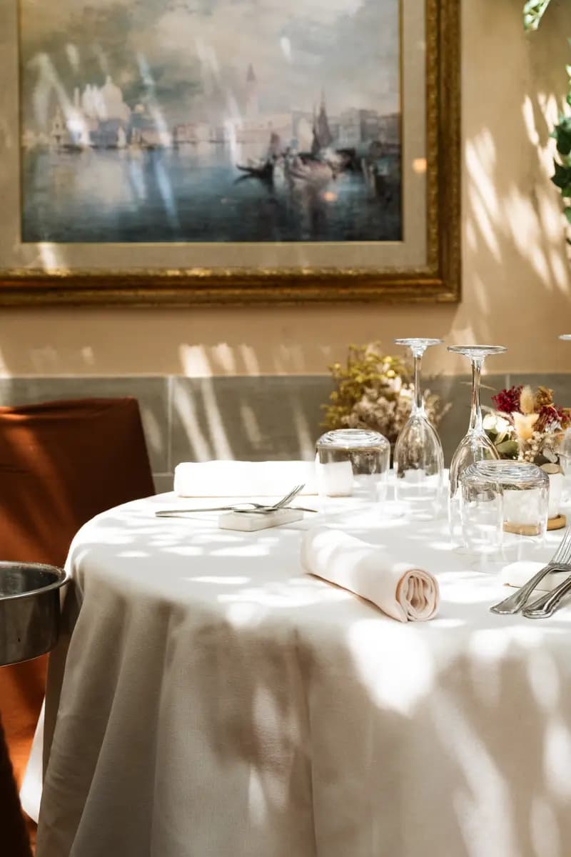 Mise en place nella sala esterna del giardino, Antica Trattoria Poste Vecie