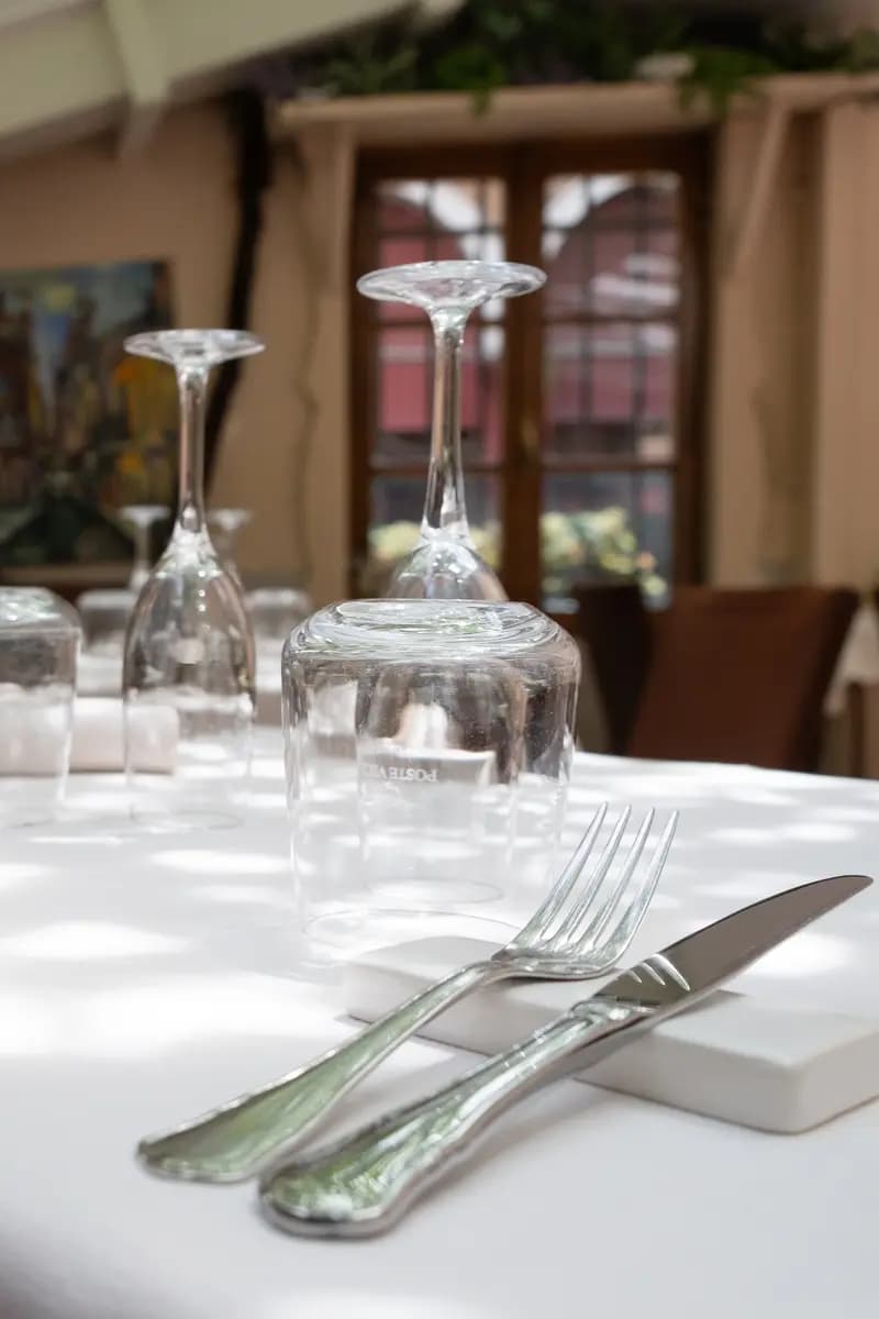 Dettaglio della mise en place nella sala esterna del giardino, Antica Trattoria Poste Vecie