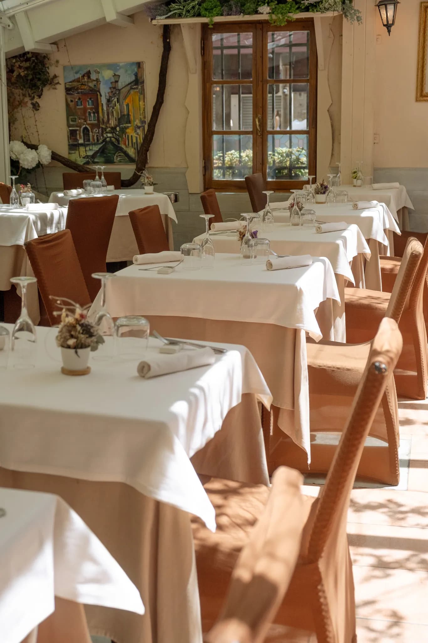 Tavoli apparecchiati nella sala esterna del giardino, Antica Trattoria Poste Vecie