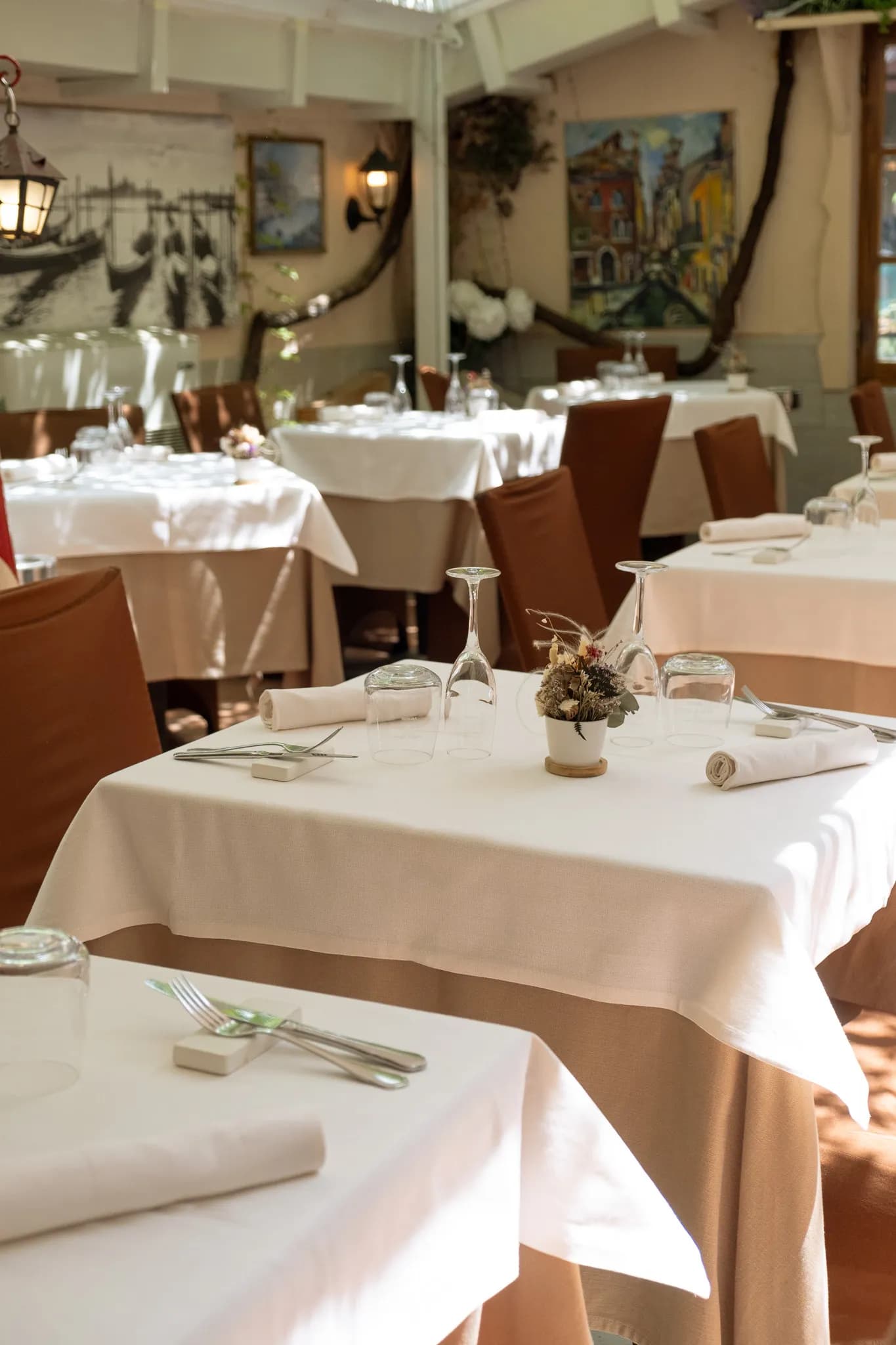 Tavoli apparecchiati nella sala giardino, Antica Trattoria Poste Vecie